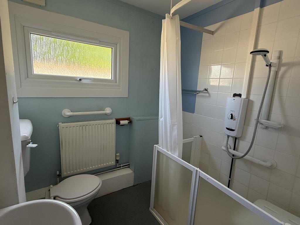 Lot: 52 - HOUSE IN NEED OF IMPROVEMENT - Shower Room of House in Need of Improvement